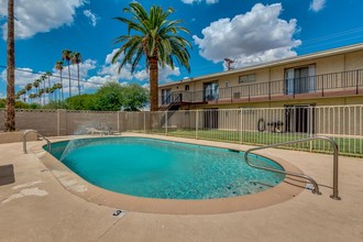 Four Palms Apartments in Phoenix, AZ - Building Photo - Building Photo