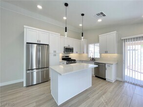 8456 W Gilmore Ave in Las Vegas, NV - Foto de edificio - Building Photo