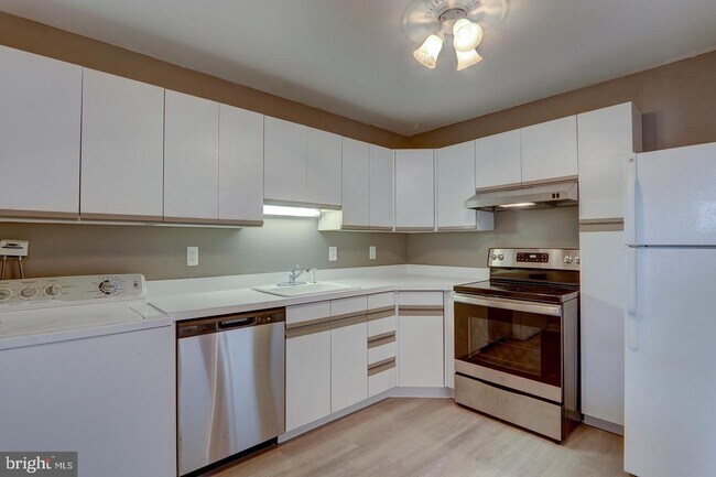 9 Dennison Dr in East Windsor, NJ - Building Photo - Building Photo