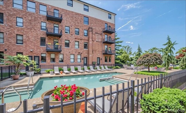 6533 E Jefferson Ave, Unit 212W in Detroit, MI - Foto de edificio - Building Photo