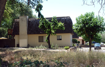 Town Home Apartments in Sacramento, CA - Building Photo - Building Photo