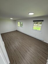 90 Quaker Path in Stony Brook, NY - Foto de edificio - Building Photo
