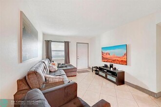 5461 W 24th Ave in Hialeah, FL - Foto de edificio - Building Photo
