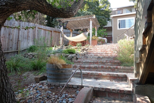 575 Valle Vista Ave, Unit 4 in Oakland, CA - Foto de edificio - Building Photo
