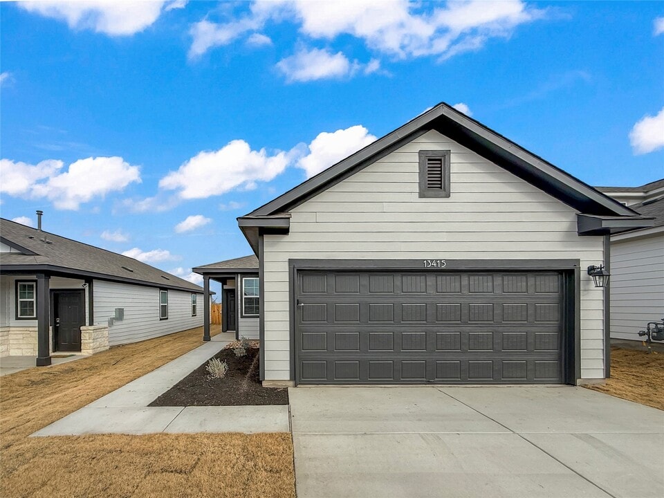 2104 Lost Timbers Dr in Conroe, TX - Building Photo