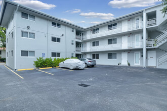 Santina Apartments in Coral Gables, FL - Building Photo - Building Photo