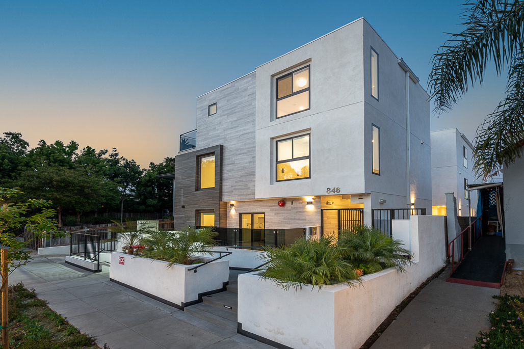 Vista 6 - NEW TOWNHOMES! in Los Angeles, CA - Building Photo