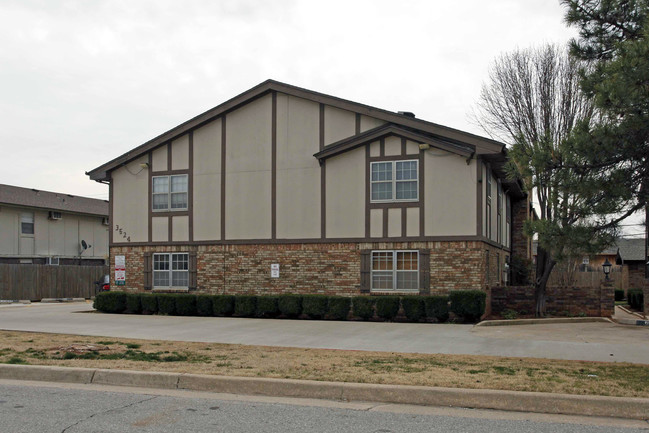 Hampton House in Oklahoma City, OK - Building Photo - Building Photo