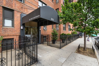 305 W 18th St in New York, NY - Building Photo - Building Photo