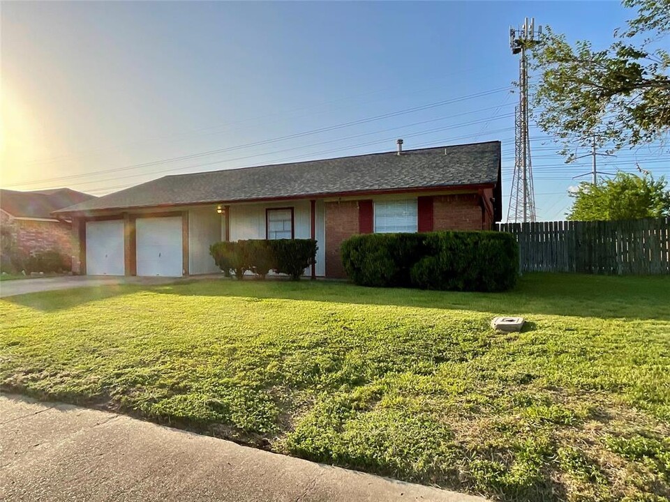 4243 Bermuda Dr in Pasadena, TX - Building Photo