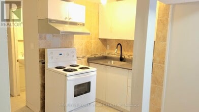 23 Bruce Beer Dr in Brampton, ON - Building Photo - Building Photo