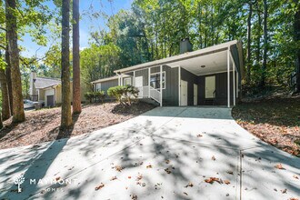 5205 Birdlake Dr NW in Lilburn, GA - Foto de edificio - Building Photo