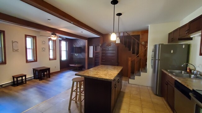 57 Park St, Unit 16 in Malone, NY - Foto de edificio - Building Photo