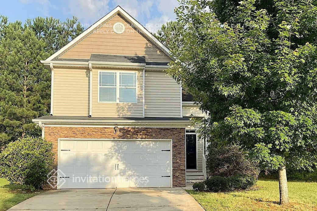8123 Brookbend Dr in Douglasville, GA - Building Photo