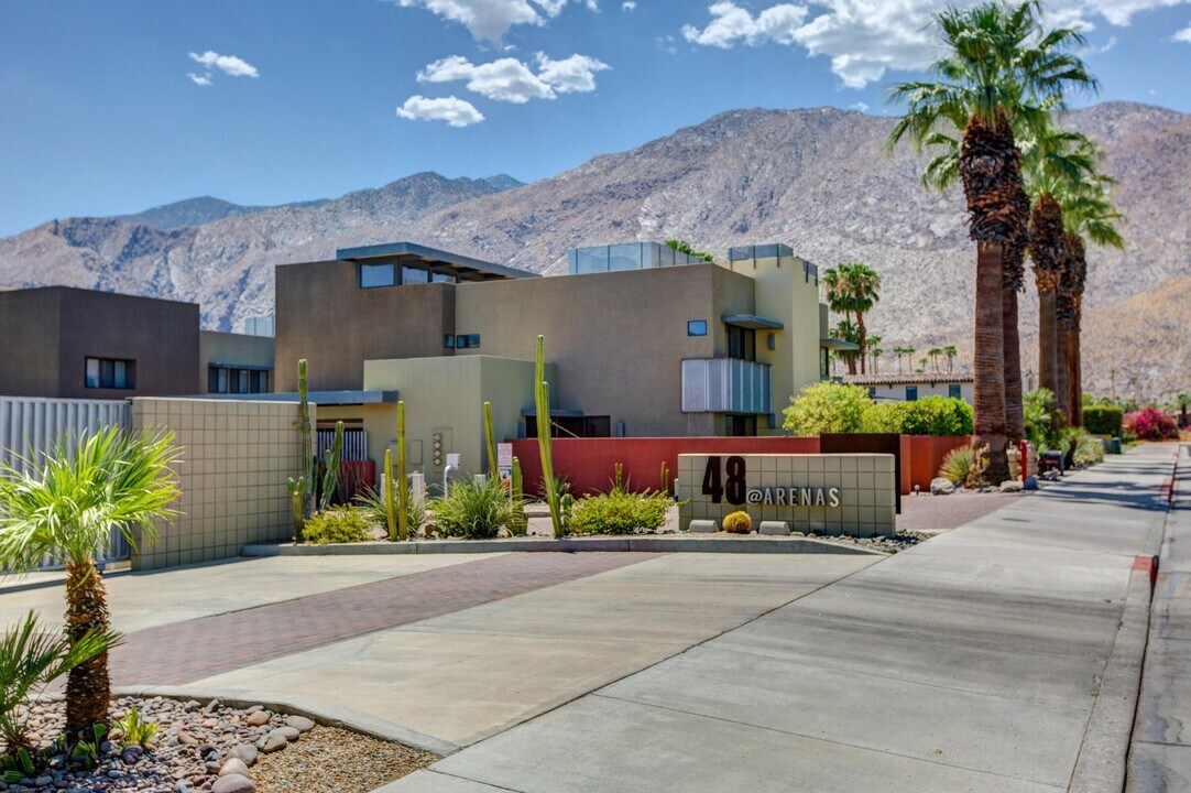 685 E Arenas Rd in Palm Springs, CA - Building Photo