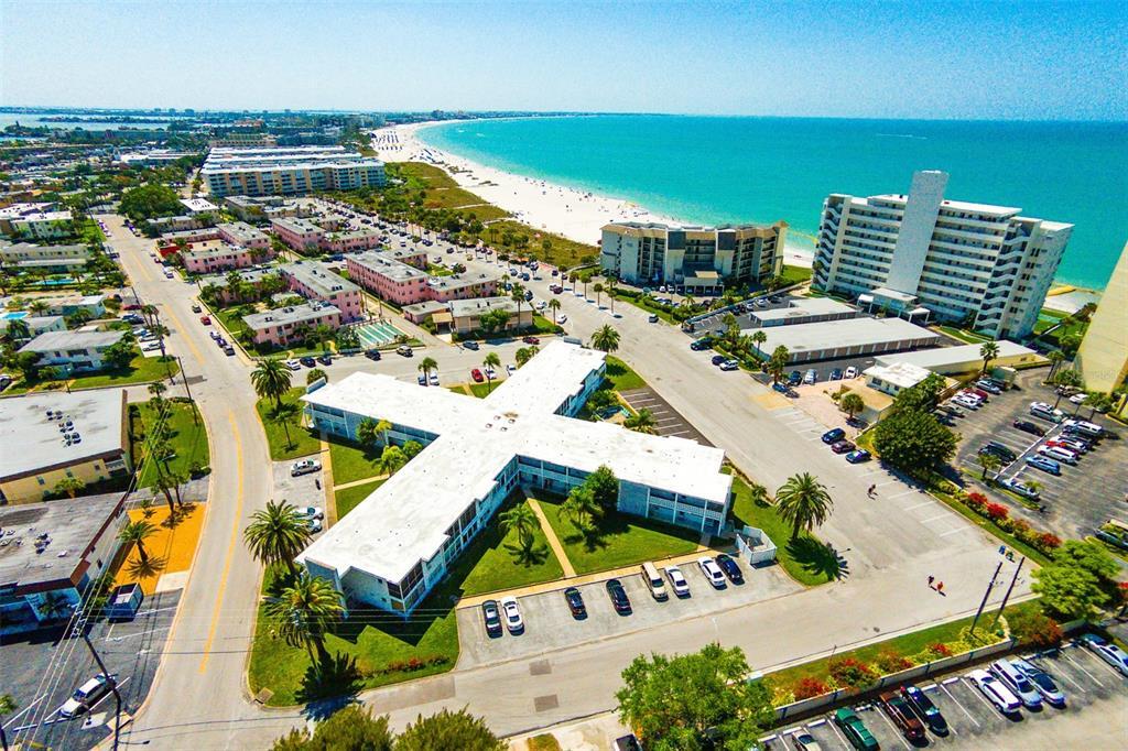 7050 Sunset Way in St Pete Beach, FL - Building Photo