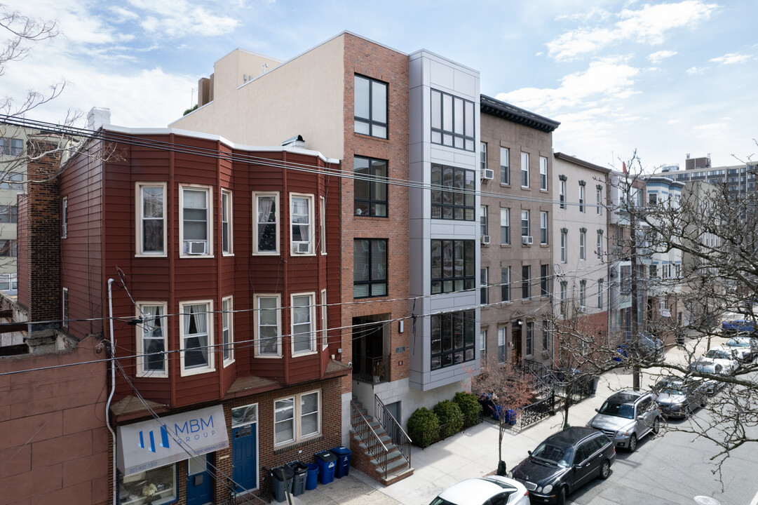 213 Adams St in Hoboken, NJ - Foto de edificio