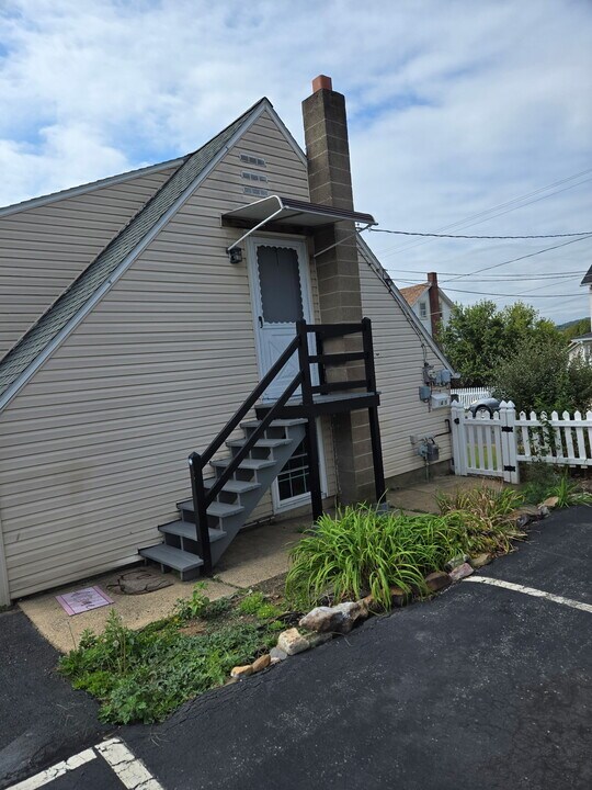 1405 Washington St in Hellertown, PA - Building Photo
