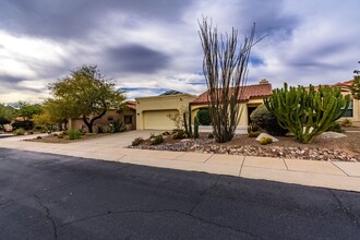 14021 N Desert Butte Dr in Oro Valley, AZ - Building Photo - Building Photo