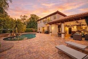 5621 SW 68th Ct in South Miami, FL - Building Photo