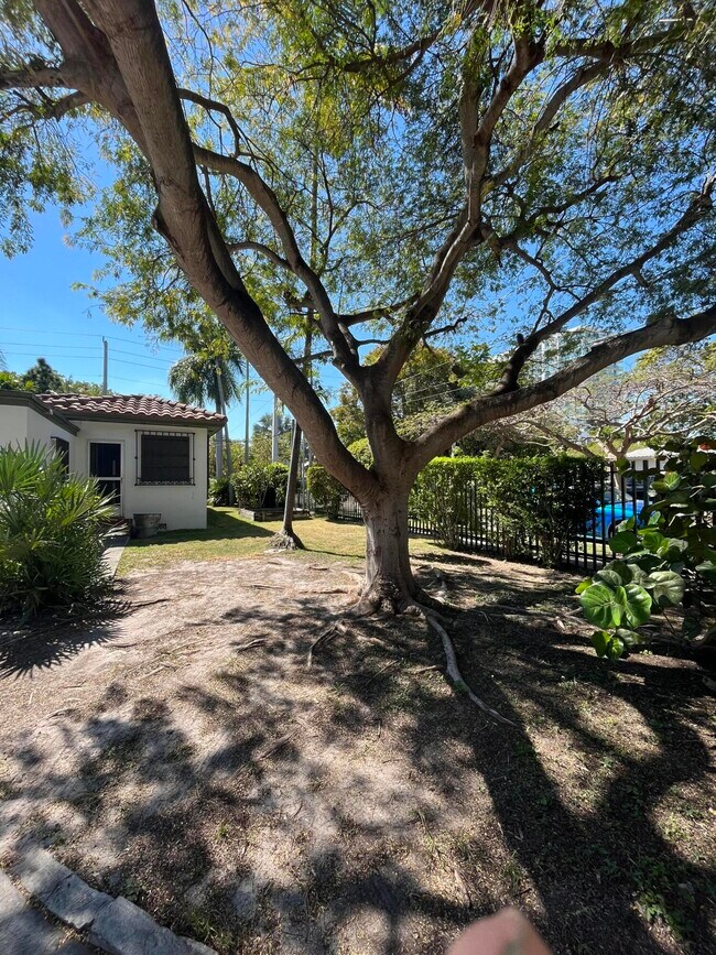 175 SW 25th Rd in Miami, FL - Building Photo - Building Photo