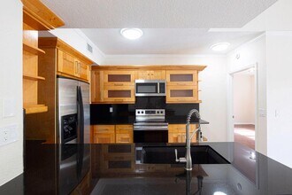 2400 Centergate Dr in Miramar, FL - Foto de edificio - Building Photo