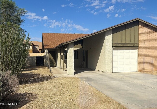 property at 1538 E Palmdale Dr