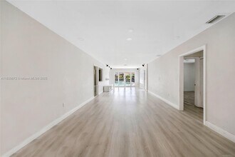 5781 SW 25th St in Miami, FL - Building Photo - Building Photo