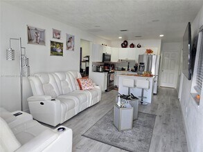 3080 NW 48th Terrace in Miami, FL - Foto de edificio - Building Photo