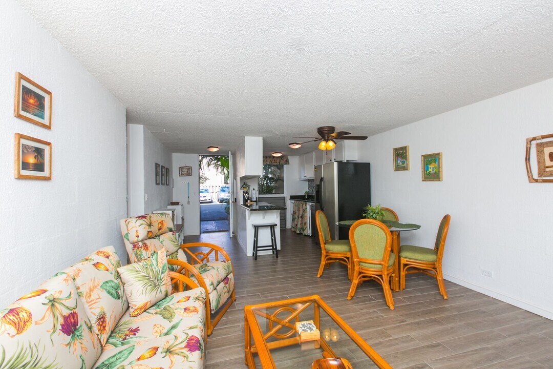 68-90-90 Au St in Waialua, HI - Building Photo