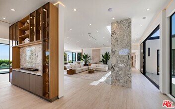 365 Trousdale Pl in Beverly Hills, CA - Building Photo - Building Photo