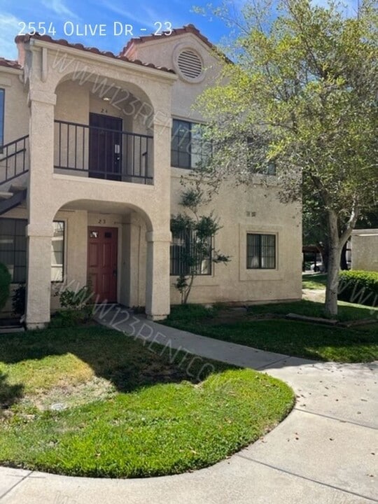 2554 Olive Dr in Palmdale, CA - Building Photo