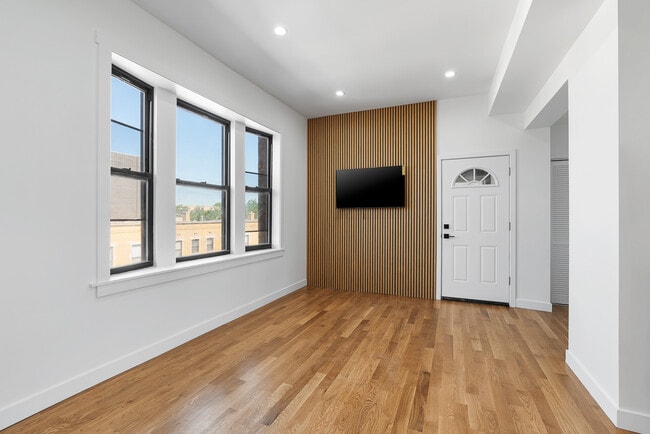 3025 W Irving Park Rd in Chicago, IL - Foto de edificio - Building Photo