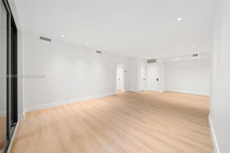 1111 Crandon Blvd, Unit B103 in Key Biscayne, FL - Foto de edificio - Building Photo