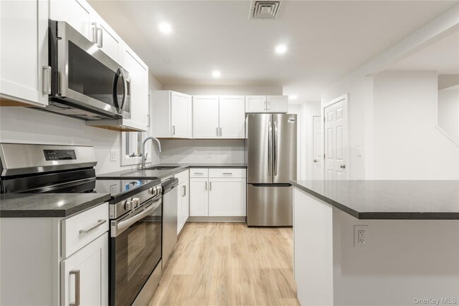 10 Overbrook St in Riverhead, NY - Building Photo - Building Photo