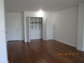 680 NE 64th St in Miami, FL - Foto de edificio - Building Photo