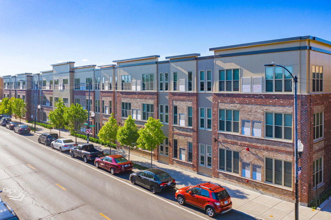 5525 W Diversey Ave in Chicago, IL - Foto de edificio