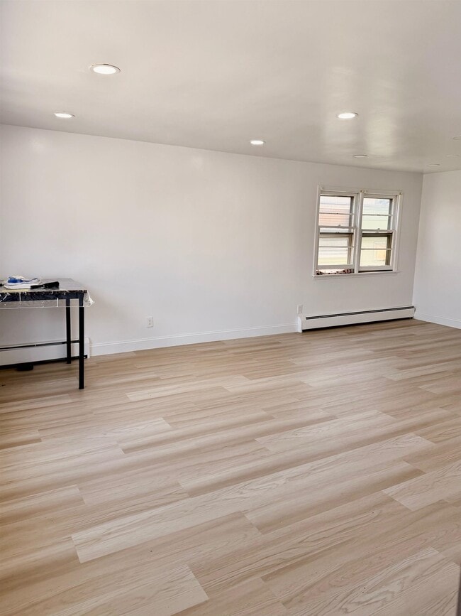 24 E 18th St in Bayonne, NJ - Building Photo - Building Photo