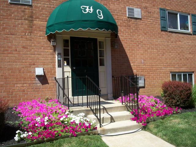 HOLLY GARDEN APARTMENTS in Norwood, PA - Foto de edificio