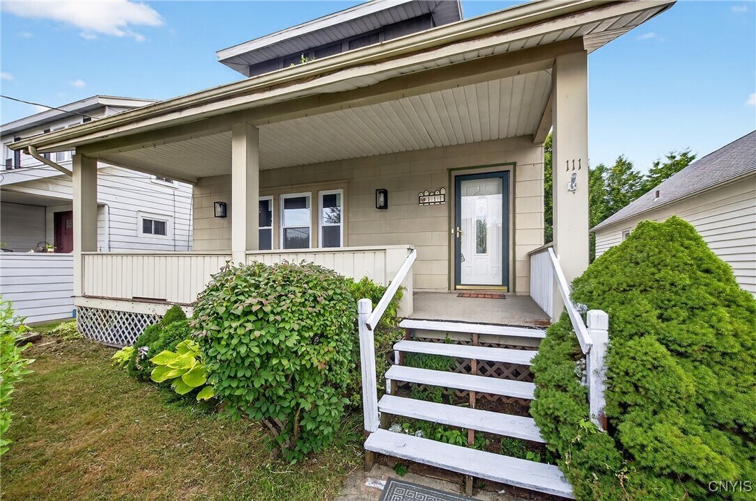 111 Maplehurst Ave in Syracuse, NY - Foto de edificio