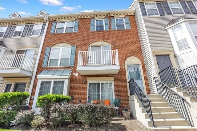 6 Walnut St in Jersey City, NJ - Building Photo
