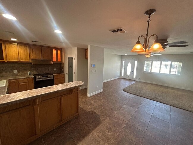 3301 Mount Vernon Ave in Bakersfield, CA - Building Photo - Building Photo