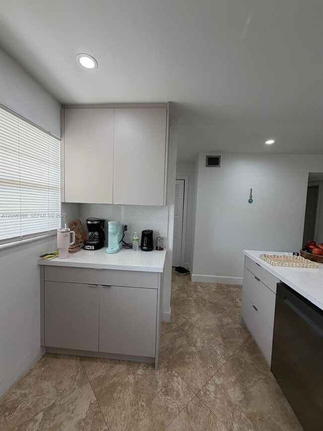 219 NE 14th Ave in Hallandale Beach, FL - Building Photo - Building Photo