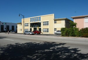 7500 Collins Ave in Miami Beach, FL - Building Photo