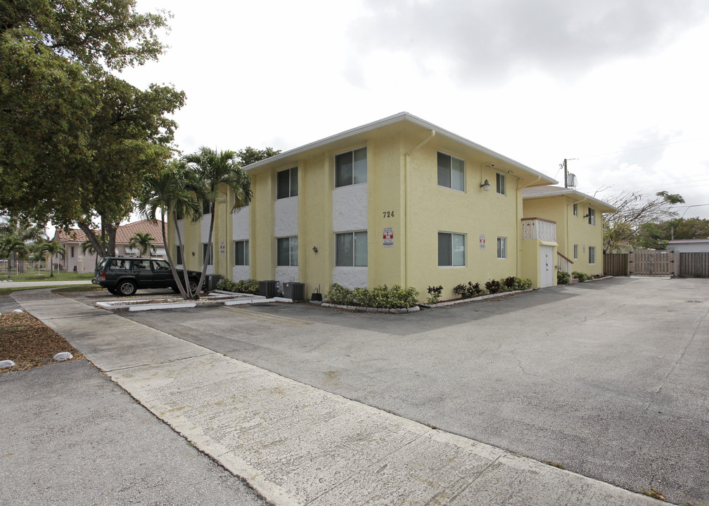 724 NE 4th St in Hallandale Beach, FL - Building Photo