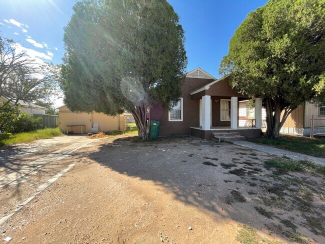 property at 1107 W Scharbauer St