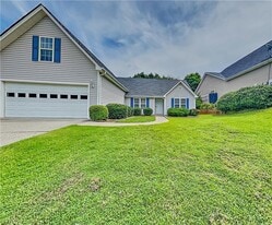 220 Ashland Manor Dr in Lawrenceville, GA - Building Photo