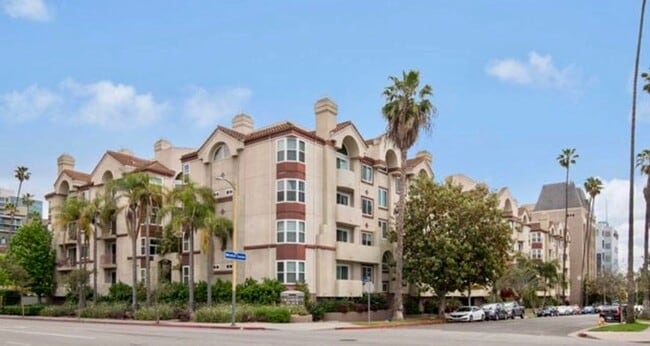 property at 620 S Gramercy Pl