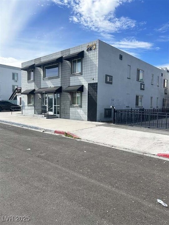 223 N 9th St in Las Vegas, NV - Building Photo