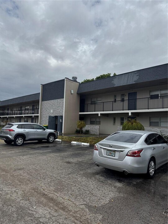 8051 S Colony Cir in Tamarac, FL - Building Photo